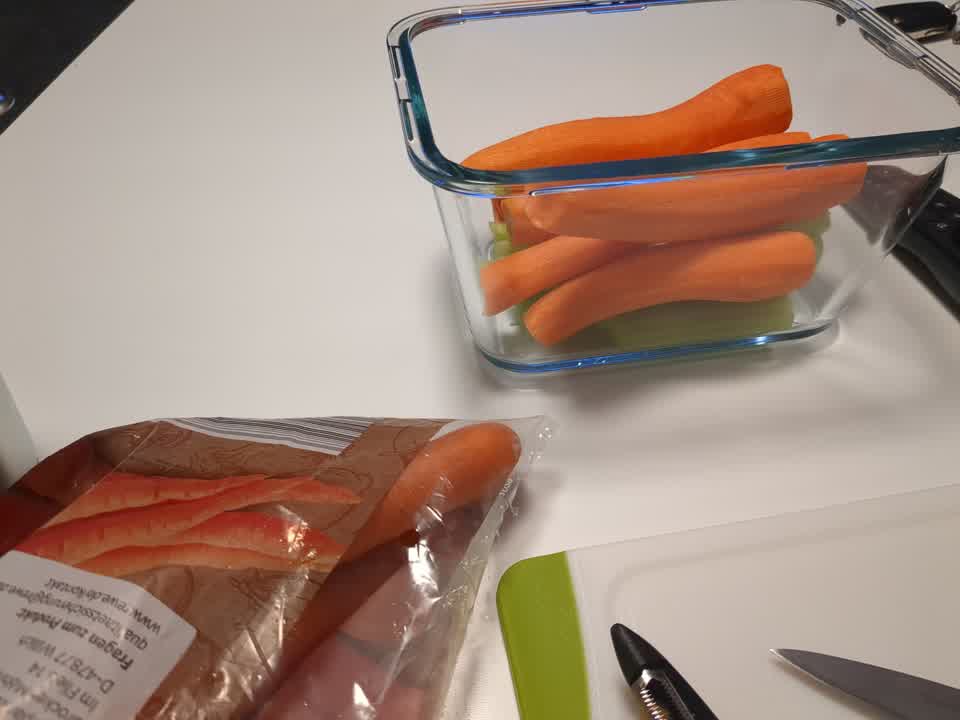 Vorbereitung für den Flug. Ich bereite meine Gemüsereste als Snacks vor.