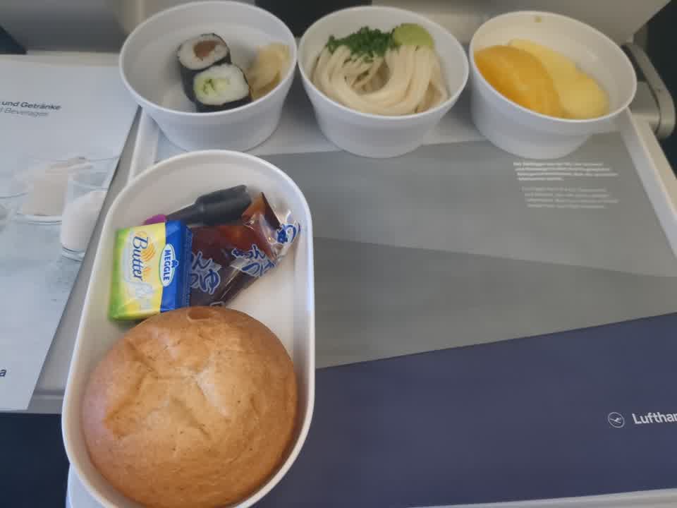 Vorspeisen, Beilage und Nachtische des Mittagessens im Flug.