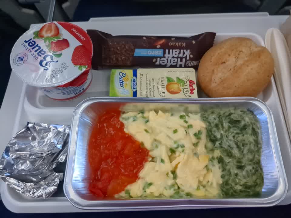 Spinat, Rührei und Kohl mit Jogurt, Marmeladenbrot und Haferriegel